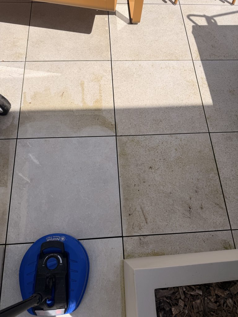 Nettoyage de terrasse en carrelage à Auray